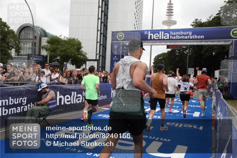 29.06.2025 - hella hamburg halbmarathon Michael Strokosch http://msf.ph/oto/8240166 29.06.2025 10:55:03 Ziel 1327, 2884, 3652, 4249, 4616, 4938, 5020, 6433, 6994, 8514, 8698, 10266, 13988, 14638, 14750, 14845, 15126, 15156, 15879, 16047, 16623, 16868, 18181, 18325 meine-sportfotos.de