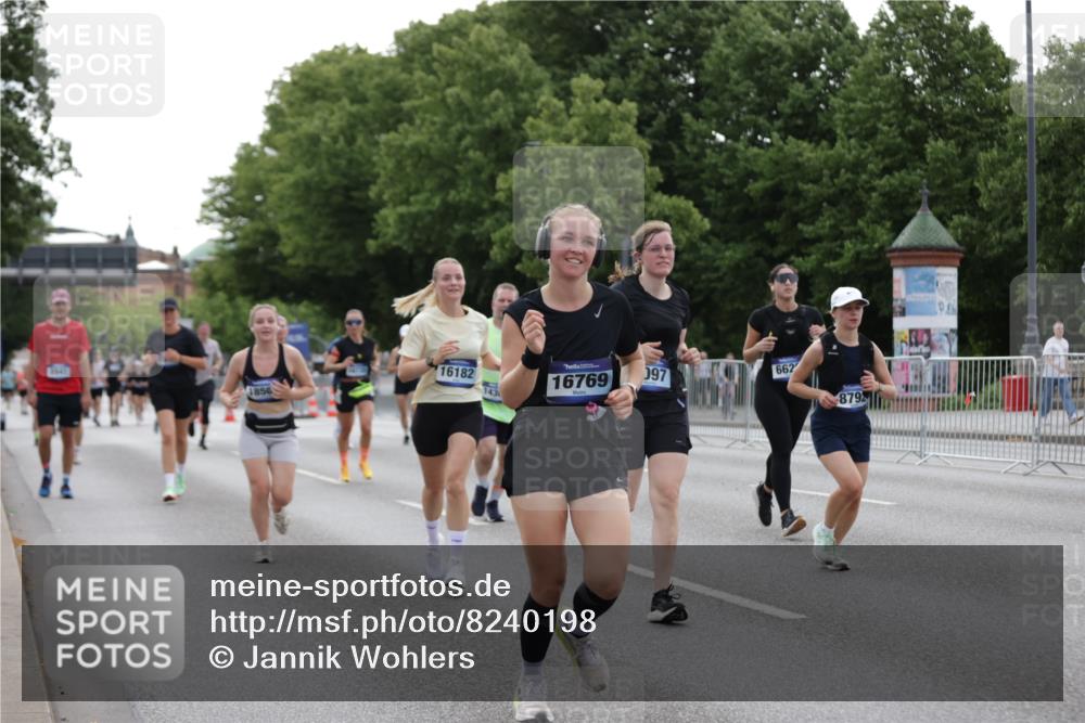 29.06.2025 - hella hamburg halbmarathon Jannik Wohlers http://msf.ph/oto/8240198 29.06.2025 10:29:39 Lombardsbrücke 1097, 1547, 1694, 2302, 3443, 3573, 3613, 4580, 5063, 5322, 6598, 6616, 6626, 8792, 8941, 10162, 12305, 12537, 12710, 13031, 14304, 16182, 16601, 16604, 16735, 16769, 17529, 18503 meine-sportfotos.de