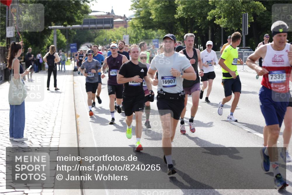 29.06.2025 - hella hamburg halbmarathon Jannik Wohlers http://msf.ph/oto/8240265 29.06.2025 09:54:27 Lombardsbrücke 1817, 2222, 2367, 2592, 2596, 2955, 3208, 3209, 4832, 5399, 5447, 5884, 6290, 6389, 6723, 6978, 6991, 7335, 7908, 8117, 8482, 8487, 8657, 8916, 8981, 9038, 9051, 9093, 9476, 9661, 9710, 9924, 11125, 11518, 11519, 11688, 12094, 12269, 12670, 13147, 13698, 13726, 13919, 14248, 14361, 14814, 15350, 15478, 15479, 15684, 16110, 16127, 16403, 16834, 16907, 17544, 17674, 17865, 18118, 18190, 18370, 18801, 18915, 18923 meine-sportfotos.de