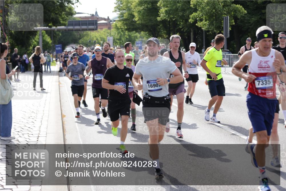 29.06.2025 - hella hamburg halbmarathon Jannik Wohlers http://msf.ph/oto/8240283 29.06.2025 09:54:27 Lombardsbrücke 1817, 2222, 2367, 2592, 2596, 2955, 3208, 3209, 4832, 5399, 5447, 5884, 6290, 6389, 6723, 6978, 6991, 7335, 7908, 8117, 8482, 8487, 8657, 8916, 8981, 9038, 9051, 9093, 9476, 9661, 9710, 9924, 11125, 11518, 11519, 11688, 12094, 12269, 12670, 13147, 13698, 13726, 13919, 14248, 14361, 14814, 15350, 15478, 15479, 15684, 16110, 16127, 16403, 16834, 16907, 17544, 17674, 17865, 18118, 18190, 18370, 18801, 18915, 18923 meine-sportfotos.de