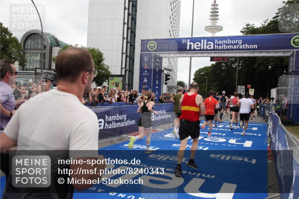 29.06.2025 - hella hamburg halbmarathon Michael Strokosch http://msf.ph/oto/8240343 29.06.2025 10:55:11 Ziel 1549, 1628, 2119, 2448, 2884, 3041, 3791, 3945, 4938, 6355, 8691, 9060, 9361, 9380, 10191, 10192, 11333, 11747, 11976, 12248, 12961, 13297, 14750, 14834, 14948, 15126, 15879, 16108, 16630, 17803, 17842 meine-sportfotos.de
