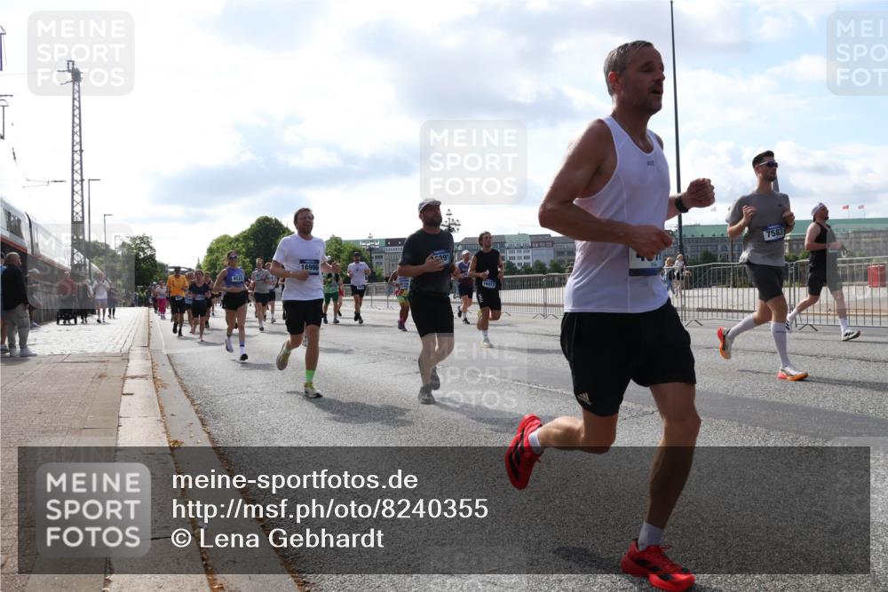 29.06.2025 - hella hamburg halbmarathon Lena Gebhardt http://msf.ph/oto/8240355 29.06.2025 09:56:22 Lombardsbrücke 1061, 1216, 1257, 1452, 1499, 1502, 1507, 1592, 1628, 1689, 1877, 2058, 2082, 2083, 2250, 2260, 2504, 2771, 2818, 2864, 2953, 2996, 3060, 3256, 3296, 3543, 4065, 4077, 4404, 4557, 4711, 4833, 5116, 5482, 5600, 5607, 5978, 6115, 6134, 6168, 6286, 6511, 6512, 6561, 6562, 7100, 7178, 7224, 7332, 7383, 7475, 7583, 7943, 8335, 8361, 8514, 8968, 8989, 8996, 9246, 9537, 9597, 10596 meine-sportfotos.de