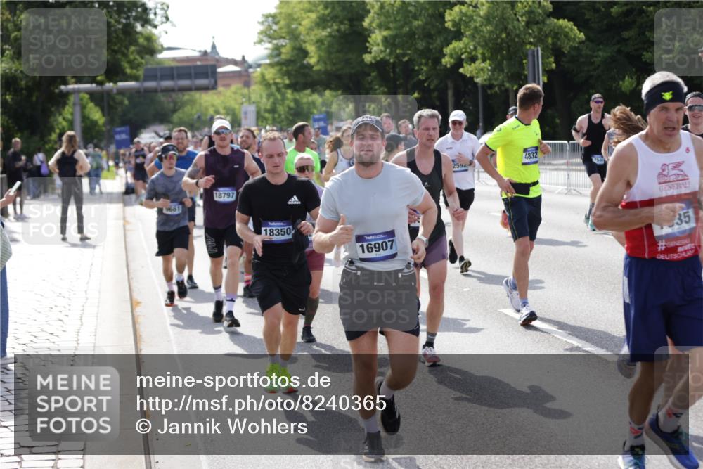 29.06.2025 - hella hamburg halbmarathon Jannik Wohlers http://msf.ph/oto/8240365 29.06.2025 09:54:27 Lombardsbrücke 1817, 2222, 2367, 2592, 2596, 2955, 3208, 3209, 4832, 5399, 5447, 5884, 6290, 6389, 6723, 6978, 6991, 7335, 7908, 8117, 8482, 8487, 8657, 8916, 8981, 9038, 9051, 9093, 9476, 9661, 9710, 9924, 11125, 11518, 11519, 11688, 12094, 12269, 12670, 13147, 13698, 13726, 13919, 14248, 14361, 14814, 15350, 15478, 15479, 15684, 16110, 16127, 16403, 16834, 16907, 17544, 17674, 17865, 18118, 18190, 18370, 18801, 18915, 18923 meine-sportfotos.de