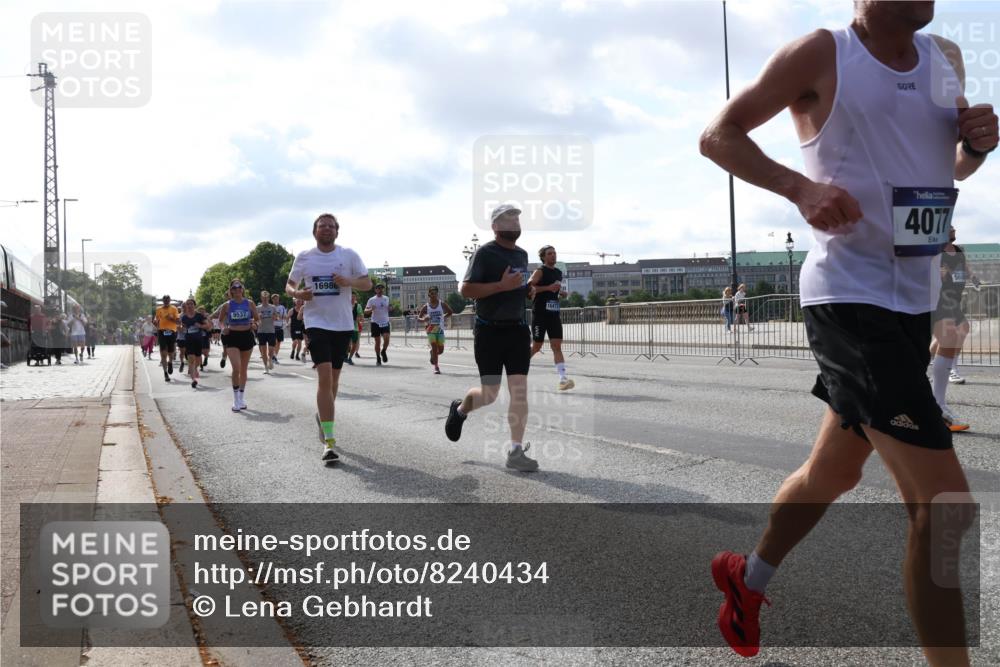 29.06.2025 - hella hamburg halbmarathon Lena Gebhardt http://msf.ph/oto/8240434 29.06.2025 09:56:22 Lombardsbrücke 1061, 1216, 1257, 1452, 1499, 1502, 1507, 1592, 1628, 1689, 1877, 2058, 2082, 2083, 2250, 2260, 2504, 2771, 2818, 2864, 2953, 2996, 3060, 3256, 3296, 3543, 4065, 4077, 4404, 4557, 4711, 4833, 5116, 5482, 5600, 5607, 5978, 6115, 6134, 6168, 6286, 6511, 6512, 6561, 6562, 7100, 7178, 7224, 7332, 7383, 7475, 7583, 7943, 8335, 8361, 8514, 8968, 8989, 8996, 9246, 9537, 9597, 10596 meine-sportfotos.de