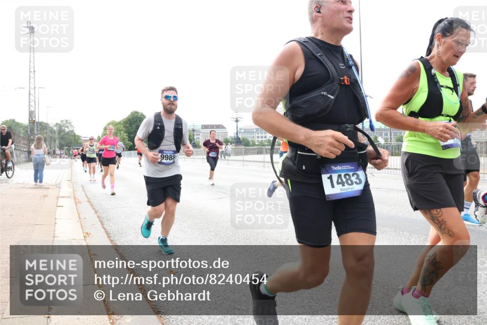 29.06.2025 - hella hamburg halbmarathon Lena Gebhardt http://msf.ph/oto/8240454 29.06.2025 10:09:44 Lombardsbrücke 1052, 1456, 1483, 1513, 1823, 2978, 4592, 4859, 5806, 5885, 6674, 7058, 7187, 8090, 8685, 9150, 9297, 9306, 9674, 9781, 9988, 10194, 12156, 12255, 12509, 12567, 12862, 13739, 15697, 16191, 16455, 16688, 16918, 17630, 17899, 18076, 18440, 18707, 18726, 18727, 19166, 19242 meine-sportfotos.de