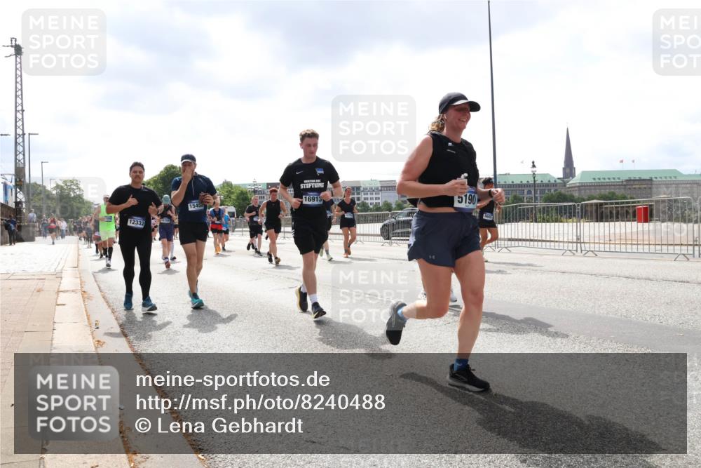 29.06.2025 - hella hamburg halbmarathon Lena Gebhardt http://msf.ph/oto/8240488 29.06.2025 10:45:19 Lombardsbrücke 1024, 1060, 1273, 1629, 1685, 1713, 1798, 1924, 2007, 2008, 2216, 2217, 2657, 2664, 2779, 2973, 3160, 3164, 3357, 3377, 3570, 3879, 3993, 4099, 4102, 4186, 4224, 4275, 4306, 4337, 4504, 4820, 4851, 5099, 5108, 5190, 5339, 5636, 5949, 6150, 6509, 6763, 6788, 6841, 6888, 6911, 6922, 6980, 7283, 7530, 7541, 7699, 7859, 7912, 8594, 8605, 8745, 8762, 8907, 9036, 9620, 10030, 10182, 10225, 10562, 10566, 10668, 10707, 11314, 12198, 12332, 12334, 12394, 13039, 13261 meine-sportfotos.de