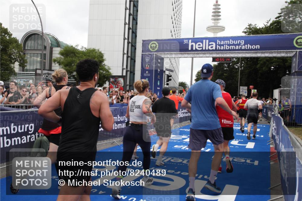 29.06.2025 - hella hamburg halbmarathon Michael Strokosch http://msf.ph/oto/8240489 29.06.2025 10:55:13 Ziel 1549, 1628, 2119, 2448, 3041, 3791, 3945, 4903, 6355, 8691, 9060, 9361, 9380, 10191, 10192, 10582, 11333, 11747, 11976, 12248, 12961, 13297, 14834, 14948, 15854, 16108, 16630, 17803, 17842, 18031, 18966 meine-sportfotos.de