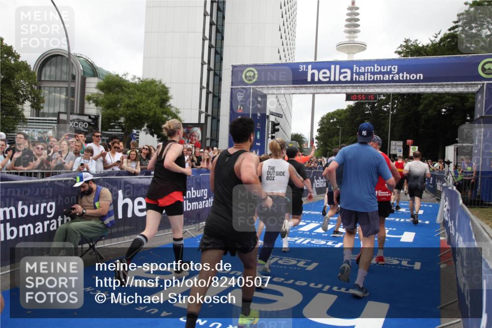 29.06.2025 - hella hamburg halbmarathon Michael Strokosch http://msf.ph/oto/8240507 29.06.2025 10:55:13 Ziel 1549, 1628, 2119, 2448, 3041, 3791, 3945, 4903, 6355, 8691, 9060, 9361, 9380, 10191, 10192, 10582, 11333, 11747, 11976, 12248, 12961, 13297, 14834, 14948, 15854, 16108, 16630, 17803, 17842, 18031, 18966 meine-sportfotos.de