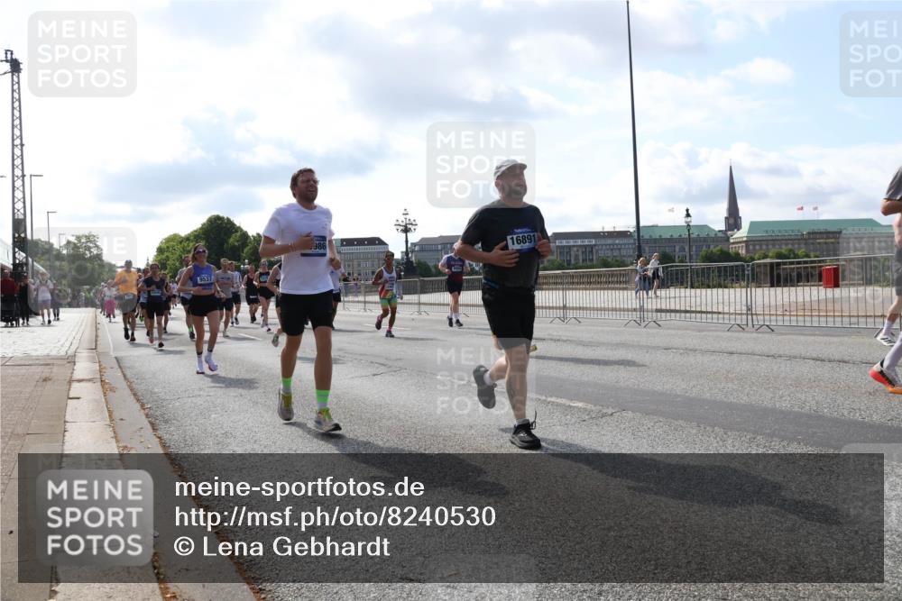 29.06.2025 - hella hamburg halbmarathon Lena Gebhardt http://msf.ph/oto/8240530 29.06.2025 09:56:23 Lombardsbrücke 1061, 1216, 1257, 1452, 1499, 1502, 1507, 1592, 1628, 1689, 1877, 2058, 2082, 2083, 2250, 2260, 2504, 2771, 2818, 2864, 2953, 2996, 3060, 3256, 3296, 3543, 4065, 4077, 4404, 4557, 4711, 4833, 5116, 5482, 5600, 5607, 5978, 6115, 6134, 6168, 6286, 6511, 6512, 6561, 6562, 7178, 7224, 7332, 7383, 7475, 7583, 7943, 8261, 8335, 8361, 8514, 8968, 8989, 8996, 9246, 9537, 9597, 10596 meine-sportfotos.de