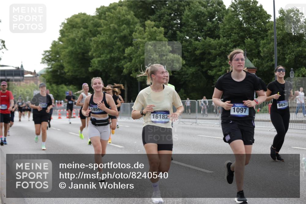 29.06.2025 - hella hamburg halbmarathon Jannik Wohlers http://msf.ph/oto/8240540 29.06.2025 10:29:40 Lombardsbrücke 1097, 1547, 1694, 3443, 3573, 3613, 4580, 5063, 5322, 6598, 6616, 6626, 8792, 8941, 10162, 12305, 12504, 12537, 12710, 13031, 14304, 16182, 16601, 16604, 16735, 16769, 17529, 18503 meine-sportfotos.de