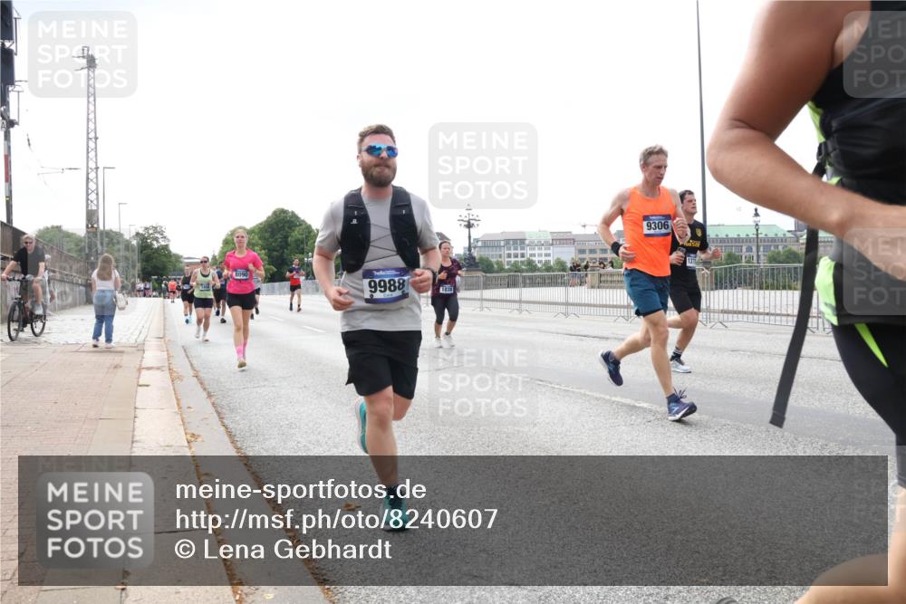 29.06.2025 - hella hamburg halbmarathon Lena Gebhardt http://msf.ph/oto/8240607 29.06.2025 10:09:44 Lombardsbrücke 1052, 1456, 1483, 1513, 1823, 2978, 4592, 4859, 5806, 5885, 6674, 7058, 7187, 8090, 8685, 9150, 9297, 9306, 9674, 9781, 9988, 10194, 12156, 12255, 12509, 12567, 12862, 13739, 15697, 16191, 16455, 16688, 16918, 17630, 17899, 18076, 18440, 18707, 18726, 18727, 19166, 19242 meine-sportfotos.de