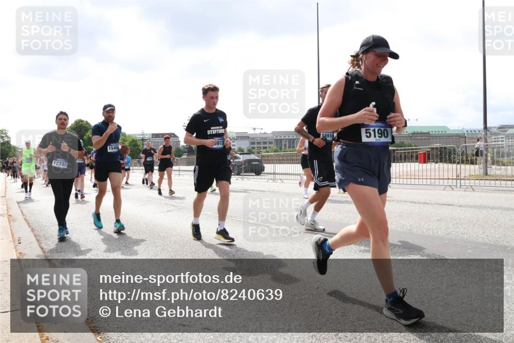 29.06.2025 - hella hamburg halbmarathon Lena Gebhardt http://msf.ph/oto/8240639 29.06.2025 10:45:19 Lombardsbrücke 1024, 1060, 1273, 1629, 1685, 1713, 1798, 1924, 2007, 2008, 2216, 2217, 2657, 2664, 2779, 2973, 3160, 3164, 3357, 3377, 3570, 3879, 3993, 4099, 4102, 4186, 4224, 4275, 4306, 4337, 4504, 4820, 4851, 5099, 5108, 5190, 5339, 5636, 5949, 6150, 6509, 6763, 6788, 6841, 6888, 6911, 6922, 6980, 7283, 7530, 7541, 7699, 7859, 7912, 8594, 8605, 8745, 8762, 8907, 9036, 9620, 10030, 10182, 10225, 10562, 10566, 10668, 10707, 11314, 12198, 12332, 12334, 12394, 13039, 13261 meine-sportfotos.de