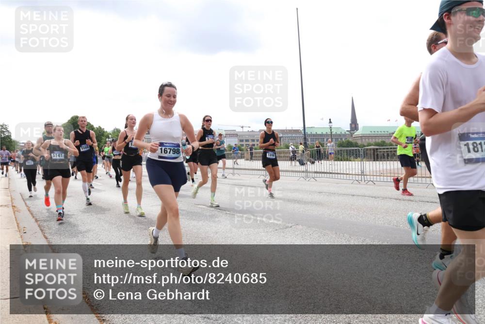 29.06.2025 - hella hamburg halbmarathon Lena Gebhardt http://msf.ph/oto/8240685 29.06.2025 10:33:49 Lombardsbrücke 1189, 1275, 1417, 1705, 1787, 1896, 1995, 2265, 2342, 2482, 2496, 2526, 2776, 2933, 3170, 3264, 3340, 3345, 3560, 3812, 3829, 3848, 4164, 4361, 4433, 4449, 4479, 4696, 4807, 4942, 5075, 5096, 5141, 5557, 5561, 5566, 5569, 5584, 5691, 5821, 5822, 5887, 6109, 6364, 6515, 6516, 6854, 6956, 6999, 7027, 7565, 7653, 7705, 8021, 8157, 8202, 8277, 8282, 8375, 8377, 8383, 8401, 8891, 9094, 9234, 9258, 9438, 9750, 9780, 9799, 9875, 9995, 10007, 10071, 10561, 11811 meine-sportfotos.de