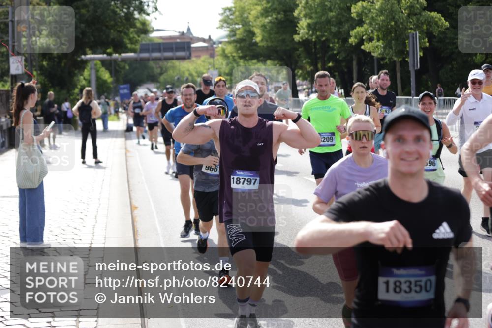 29.06.2025 - hella hamburg halbmarathon Jannik Wohlers http://msf.ph/oto/8240744 29.06.2025 09:54:29 Lombardsbrücke 2222, 2367, 2592, 2596, 2816, 2955, 3208, 3209, 4832, 5399, 5447, 5884, 6290, 6389, 6723, 6923, 6978, 6991, 7335, 7908, 8117, 8482, 8487, 8657, 8981, 9038, 9051, 9093, 9476, 9661, 9710, 11125, 11333, 11518, 11519, 11688, 12094, 12269, 12657, 12670, 13147, 13666, 13698, 13726, 13919, 14361, 14814, 15350, 15478, 15479, 15684, 16110, 16127, 16403, 16907, 17544, 17674, 18118, 18190, 18370, 18801, 18915, 18923 meine-sportfotos.de