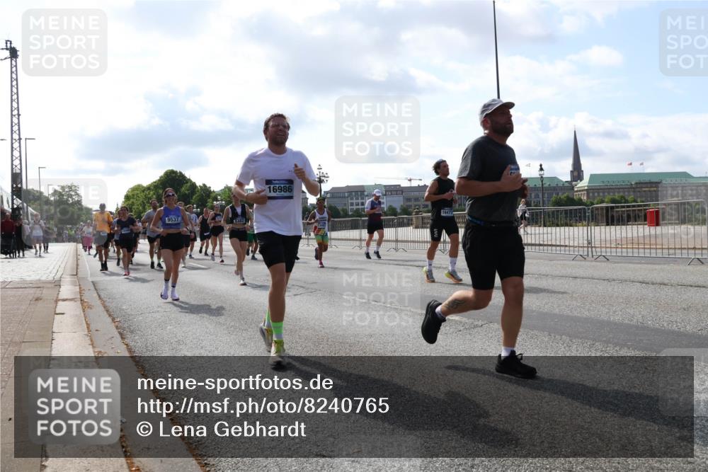 29.06.2025 - hella hamburg halbmarathon Lena Gebhardt http://msf.ph/oto/8240765 29.06.2025 09:56:23 Lombardsbrücke 1061, 1216, 1257, 1452, 1499, 1502, 1507, 1592, 1628, 1689, 1877, 2058, 2082, 2083, 2250, 2260, 2504, 2771, 2818, 2864, 2953, 2996, 3060, 3256, 3296, 3543, 4065, 4077, 4404, 4557, 4711, 4833, 5116, 5482, 5600, 5607, 5978, 6115, 6134, 6168, 6286, 6511, 6512, 6561, 6562, 7178, 7224, 7332, 7383, 7475, 7583, 7943, 8261, 8335, 8361, 8514, 8968, 8989, 8996, 9246, 9537, 9597, 10596 meine-sportfotos.de