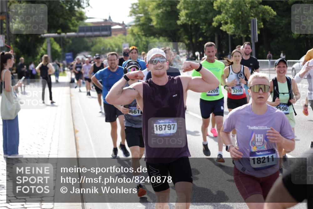 29.06.2025 - hella hamburg halbmarathon Jannik Wohlers http://msf.ph/oto/8240878 29.06.2025 09:54:29 Lombardsbrücke 2222, 2367, 2592, 2596, 2816, 2955, 3208, 3209, 4832, 5399, 5447, 5884, 6290, 6389, 6723, 6923, 6978, 6991, 7335, 7908, 8117, 8482, 8487, 8657, 8981, 9038, 9051, 9093, 9476, 9661, 9710, 11125, 11333, 11518, 11519, 11688, 12094, 12269, 12657, 12670, 13147, 13666, 13698, 13726, 13919, 14361, 14814, 15350, 15478, 15479, 15684, 16110, 16127, 16403, 16907, 17544, 17674, 18118, 18190, 18370, 18801, 18915, 18923 meine-sportfotos.de