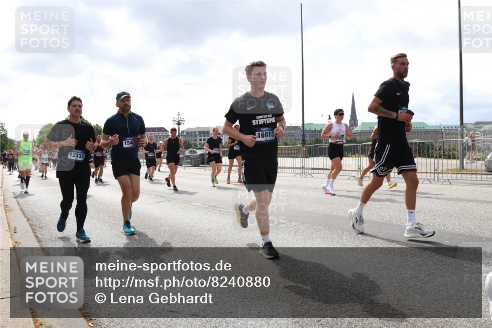 29.06.2025 - hella hamburg halbmarathon Lena Gebhardt http://msf.ph/oto/8240880 29.06.2025 10:45:20 Lombardsbrücke 1024, 1060, 1085, 1273, 1629, 1685, 1713, 1798, 1924, 2007, 2008, 2216, 2217, 2657, 2664, 2779, 2973, 3160, 3164, 3357, 3377, 3570, 3879, 3993, 4099, 4102, 4186, 4224, 4275, 4306, 4337, 4504, 4820, 4851, 5099, 5108, 5190, 5339, 5636, 5949, 6150, 6509, 6763, 6788, 6841, 6888, 6911, 6922, 6980, 7283, 7530, 7541, 7699, 7859, 7912, 8594, 8605, 8745, 8762, 8907, 9036, 9620, 10030, 10182, 10225, 10562, 10566, 10668, 10707, 11314, 12198, 12332, 12334, 12394, 13039, 13261 meine-sportfotos.de