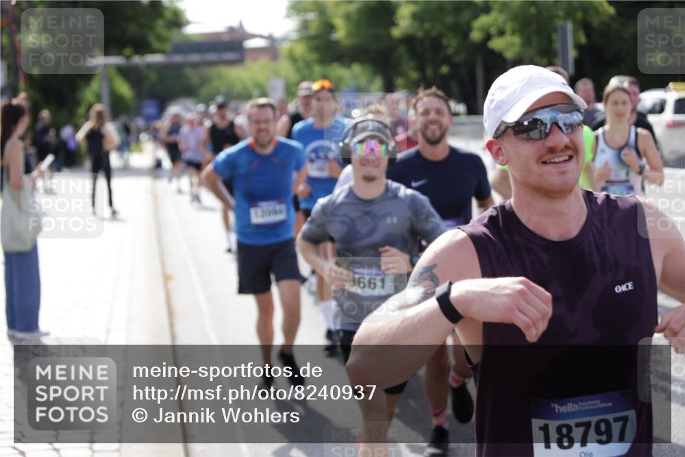29.06.2025 - hella hamburg halbmarathon Jannik Wohlers http://msf.ph/oto/8240937 29.06.2025 09:54:30 Lombardsbrücke 2222, 2367, 2592, 2596, 2816, 2955, 3208, 3209, 4832, 5399, 5447, 5705, 6290, 6389, 6723, 6923, 6978, 6991, 7335, 7908, 8117, 8482, 8487, 8657, 8981, 9038, 9051, 9093, 9476, 9661, 9710, 11125, 11333, 11518, 11519, 11688, 12094, 12269, 12657, 12670, 13147, 13666, 13698, 13726, 13919, 14361, 14814, 15350, 15478, 15479, 15512, 15684, 15871, 16062, 16110, 16127, 16403, 16907, 17544, 17674, 18118, 18190, 18370, 18801, 18915, 18923 meine-sportfotos.de