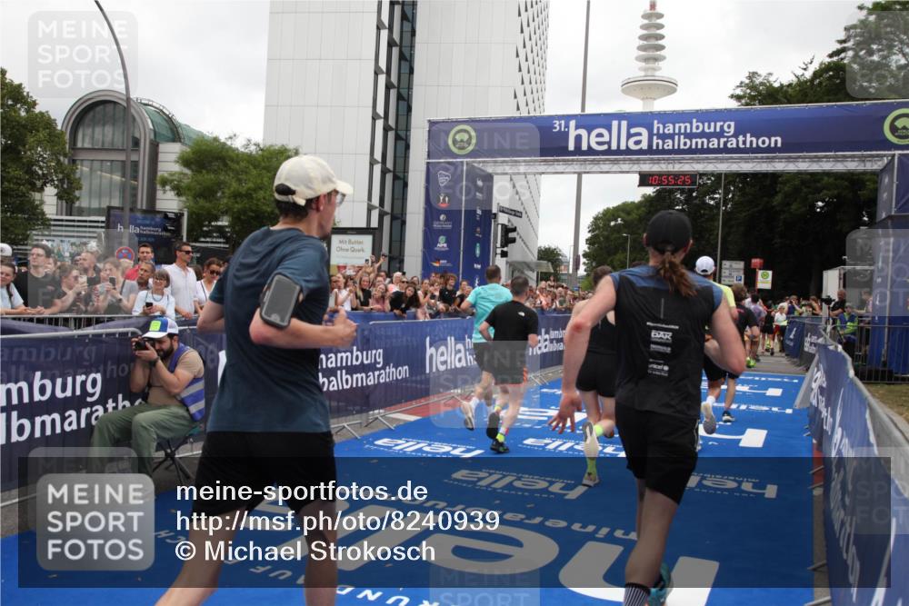 29.06.2025 - hella hamburg halbmarathon Michael Strokosch http://msf.ph/oto/8240939 29.06.2025 10:55:24 Ziel 4189, 5287, 5643, 6723, 6891, 8487, 10263, 11184, 12526, 13236, 13470, 16521, 16985, 17940, 18290, 18380, 18531 meine-sportfotos.de
