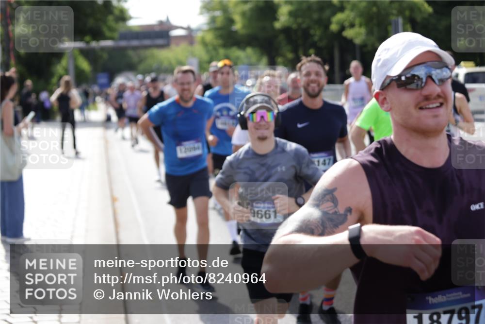 29.06.2025 - hella hamburg halbmarathon Jannik Wohlers http://msf.ph/oto/8240964 29.06.2025 09:54:30 Lombardsbrücke 2222, 2367, 2592, 2596, 2816, 2955, 3208, 3209, 4832, 5399, 5447, 5705, 6290, 6389, 6723, 6923, 6978, 6991, 7335, 7908, 8117, 8482, 8487, 8657, 8981, 9038, 9051, 9093, 9476, 9661, 9710, 11125, 11333, 11518, 11519, 11688, 12094, 12269, 12657, 12670, 13147, 13666, 13698, 13726, 13919, 14361, 14814, 15350, 15478, 15479, 15512, 15684, 15871, 16062, 16110, 16127, 16403, 16907, 17544, 17674, 18118, 18190, 18370, 18801, 18915, 18923 meine-sportfotos.de