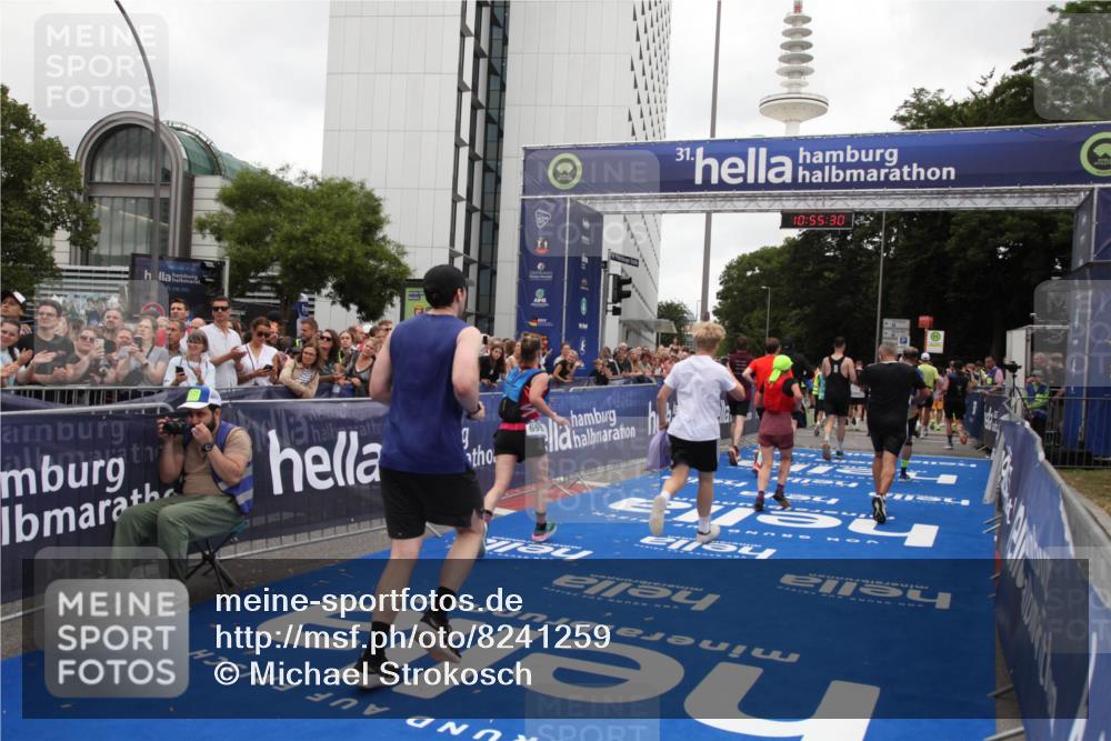 29.06.2025 - hella hamburg halbmarathon Michael Strokosch http://msf.ph/oto/8241259 29.06.2025 10:55:29 Ziel 1130, 2252, 2771, 4189, 4951, 5287, 5319, 6591, 6938, 8487, 12526, 13234, 13236, 16213, 16609, 16985, 17603, 17940, 18290 meine-sportfotos.de