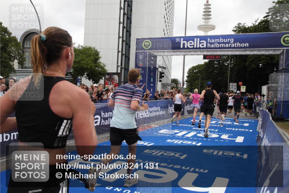 29.06.2025 - hella hamburg halbmarathon Michael Strokosch http://msf.ph/oto/8241491 29.06.2025 10:55:32 Ziel 1130, 2252, 2771, 4951, 5287, 5319, 6591, 6938, 12584, 13234, 13267, 14036, 14592, 16213, 16334, 16609, 17603, 17940 meine-sportfotos.de