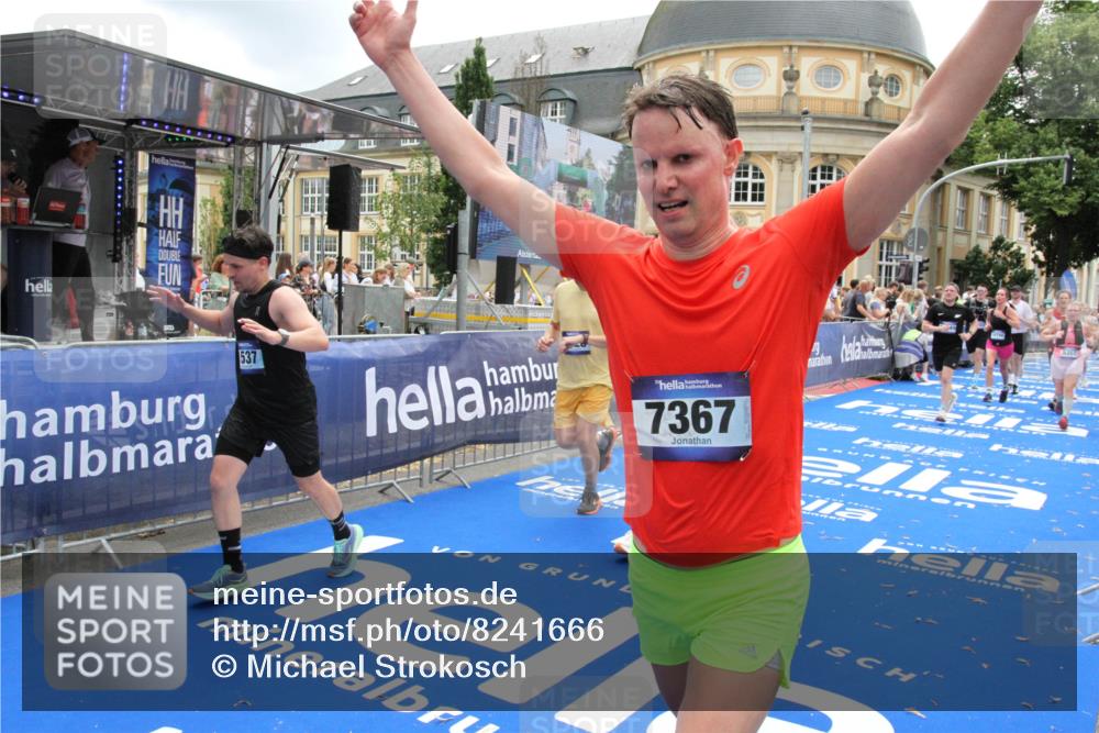 29.06.2025 - hella hamburg halbmarathon Michael Strokosch http://msf.ph/oto/8241666 29.06.2025 10:48:28 Ziel 1537, 3747, 5129, 5362, 5528, 6081, 6923, 7367, 8216, 9262, 11451, 12549, 12840, 13962, 14990, 17745, 17855, 17982, 18790, 18923 meine-sportfotos.de