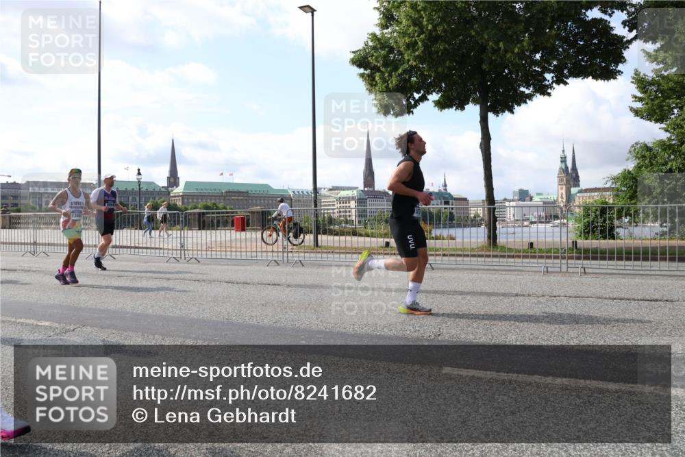 29.06.2025 - hella hamburg halbmarathon Lena Gebhardt http://msf.ph/oto/8241682 29.06.2025 09:56:25 Lombardsbrücke 1061, 1257, 1452, 1499, 1502, 1507, 1592, 1628, 1689, 1877, 2058, 2082, 2083, 2208, 2250, 2260, 2504, 2771, 2818, 2864, 2953, 2996, 3060, 3256, 3296, 3543, 4065, 4077, 4404, 4557, 4711, 4833, 5116, 5482, 5600, 5607, 5978, 6115, 6134, 6168, 6286, 6511, 6512, 6561, 6562, 7178, 7332, 7383, 7475, 7583, 7943, 8261, 8335, 8361, 8514, 8968, 8989, 8996, 9246, 9537, 9597, 9638, 10596 meine-sportfotos.de