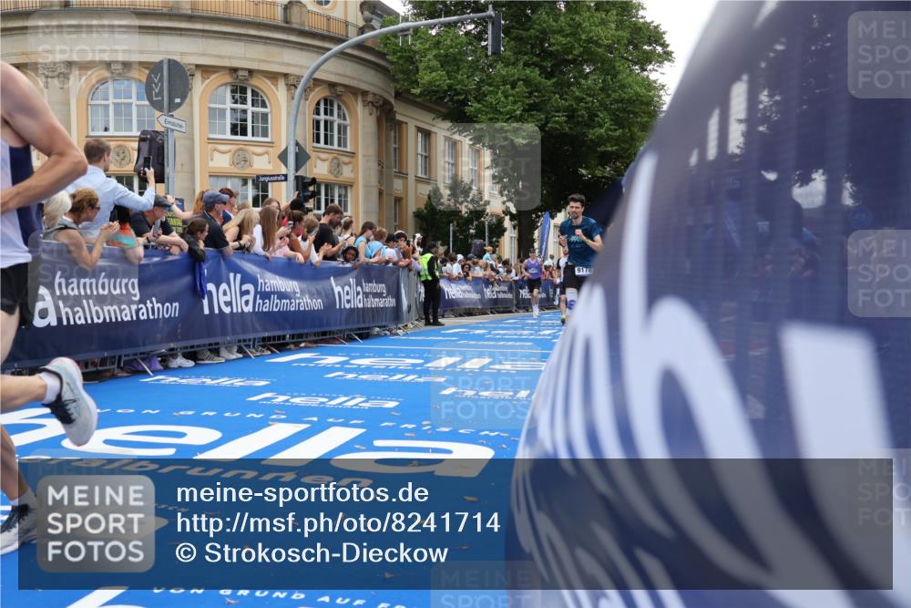 29.06.2025 - hella hamburg halbmarathon Strokosch-Dieckow http://msf.ph/oto/8241714 29.06.2025 10:37:09 Ziel 4860, 5003, 5923, 6123, 6458, 7482, 8362, 9178, 10190, 10738, 11120, 11423, 12900, 13972, 15178, 15410, 16992, 17137, 17658, 17726 meine-sportfotos.de