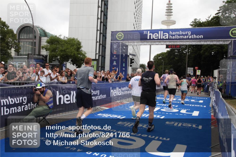 29.06.2025 - hella hamburg halbmarathon Michael Strokosch http://msf.ph/oto/8241766 29.06.2025 10:55:37 Ziel 2982, 3037, 5319, 6591, 8573, 11554, 11568, 12196, 12544, 12584, 13267, 14036, 14592, 16110, 16334, 16609, 17615 meine-sportfotos.de