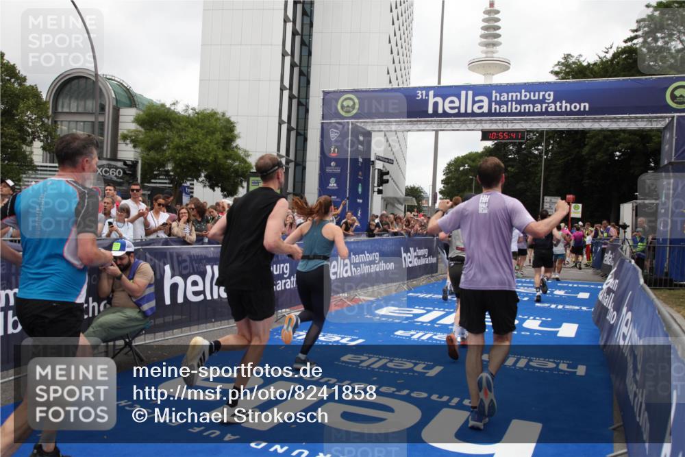 29.06.2025 - hella hamburg halbmarathon Michael Strokosch http://msf.ph/oto/8241858 29.06.2025 10:55:39 Ziel 1120, 2955, 2982, 3037, 8573, 11039, 11554, 11568, 12196, 12515, 12544, 12584, 13267, 14036, 14592, 15896, 16110, 16334, 17615, 18064 meine-sportfotos.de