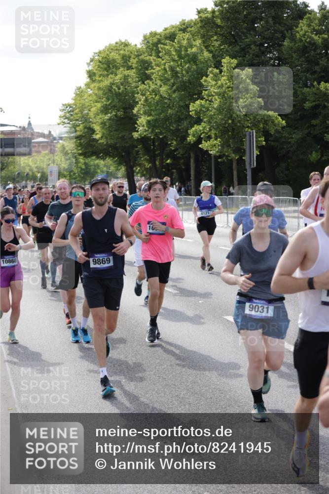 29.06.2025 - hella hamburg halbmarathon Jannik Wohlers http://msf.ph/oto/8241945 29.06.2025 09:54:41 Lombardsbrücke 1200, 2592, 2596, 2816, 3208, 3209, 3258, 4121, 4832, 5399, 5638, 5705, 6027, 6290, 6389, 6923, 6991, 7659, 7908, 8371, 8437, 8487, 8693, 8889, 9031, 9032, 9093, 9159, 9476, 9661, 9869, 9931, 10122, 10868, 11125, 11185, 11333, 12016, 12094, 12161, 12657, 13147, 13666, 13698, 14814, 15350, 15430, 15512, 15681, 15871, 16062, 16086, 16089, 16103, 16110, 16127, 16403, 16513, 16538, 17008, 17221, 17499, 17544, 17674, 17912, 18118, 18190 meine-sportfotos.de