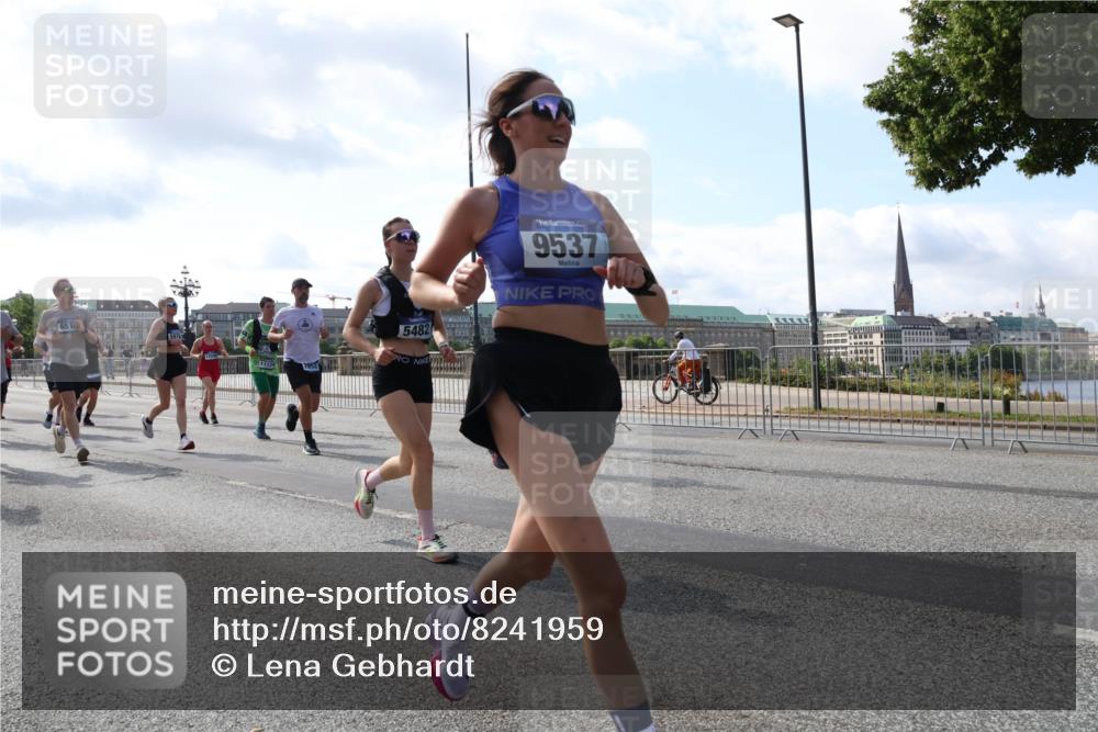 29.06.2025 - hella hamburg halbmarathon Lena Gebhardt http://msf.ph/oto/8241959 29.06.2025 09:56:25 Lombardsbrücke 1061, 1257, 1452, 1499, 1502, 1507, 1592, 1628, 1689, 1877, 2058, 2082, 2083, 2208, 2250, 2260, 2504, 2771, 2818, 2864, 2953, 2996, 3060, 3256, 3296, 3543, 4065, 4077, 4404, 4557, 4711, 4833, 5116, 5482, 5600, 5607, 5978, 6115, 6134, 6168, 6286, 6511, 6512, 6561, 6562, 7178, 7332, 7383, 7475, 7583, 7943, 8261, 8335, 8361, 8514, 8968, 8989, 8996, 9246, 9537, 9597, 9638, 10596 meine-sportfotos.de