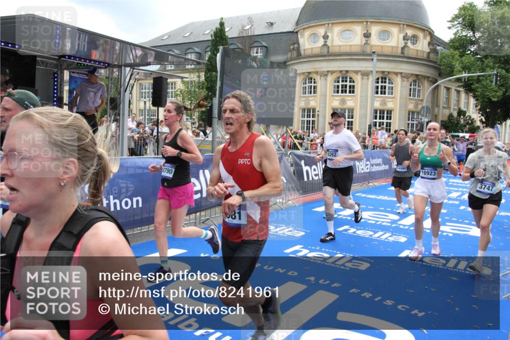 29.06.2025 - hella hamburg halbmarathon Michael Strokosch http://msf.ph/oto/8241961 29.06.2025 10:48:31 Ziel 3747, 5362, 5528, 6081, 6923, 8216, 9262, 10000, 10860, 11451, 12149, 12549, 12690, 12840, 13962, 14033, 14990, 15808, 15917, 17395, 17855, 18251, 18790, 18923 meine-sportfotos.de