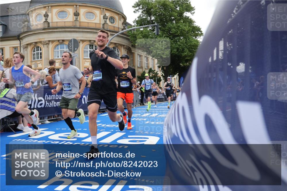 29.06.2025 - hella hamburg halbmarathon Strokosch-Dieckow http://msf.ph/oto/8242023 29.06.2025 10:37:27 Ziel 1290, 2767, 5042, 5791, 6047, 7831, 9017, 9914, 10451, 12739, 13372, 13854, 14387, 15888, 17306, 18159, 18723, 18824 meine-sportfotos.de