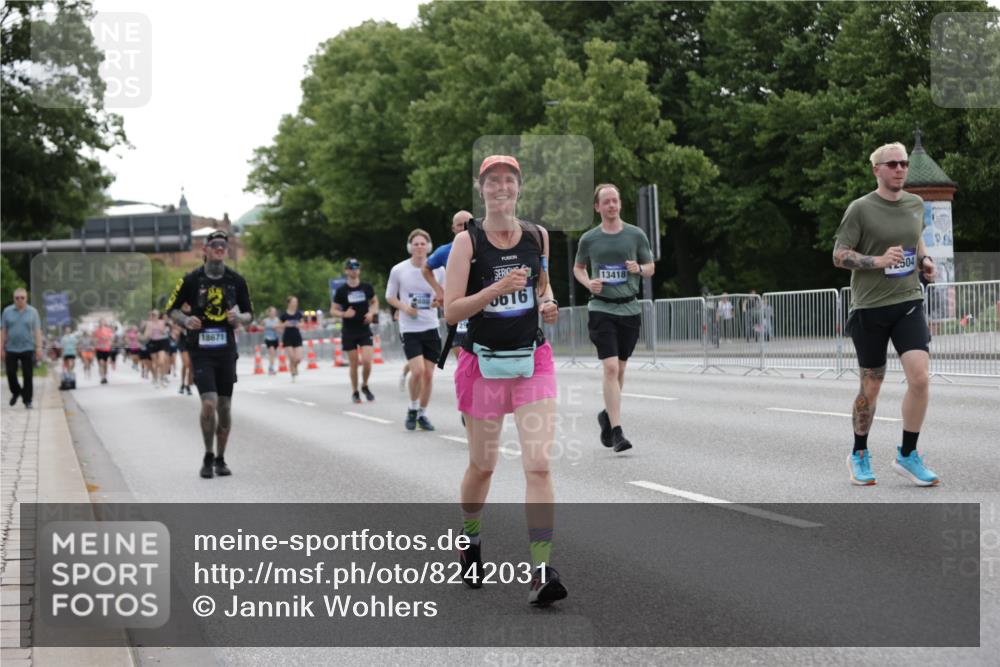 29.06.2025 - hella hamburg halbmarathon Jannik Wohlers http://msf.ph/oto/8242031 29.06.2025 10:29:51 Lombardsbrücke 1547, 2901, 3443, 3573, 6598, 6616, 6626, 10880, 12349, 12350, 12504, 12710, 13418, 14304, 15938, 16182, 16601, 16604, 16735, 16769, 18046, 18503, 18671 meine-sportfotos.de