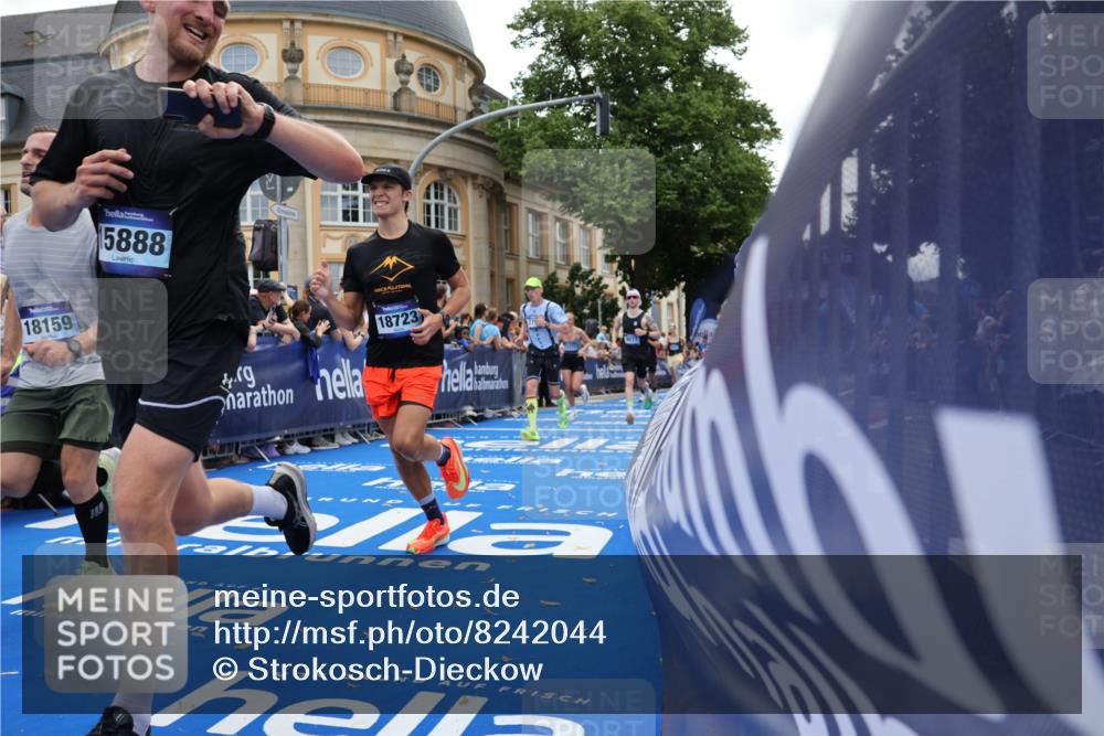 29.06.2025 - hella hamburg halbmarathon Strokosch-Dieckow http://msf.ph/oto/8242044 29.06.2025 10:37:28 Ziel 1290, 2767, 5042, 5791, 6047, 7831, 9017, 9914, 10451, 10922, 12739, 13372, 15888, 17306, 18159, 18216, 18723 meine-sportfotos.de