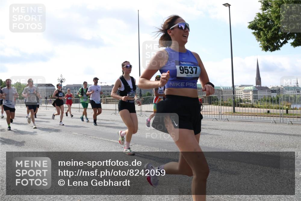 29.06.2025 - hella hamburg halbmarathon Lena Gebhardt http://msf.ph/oto/8242059 29.06.2025 09:56:25 Lombardsbrücke 1061, 1257, 1452, 1499, 1502, 1507, 1592, 1628, 1689, 1877, 2058, 2082, 2083, 2208, 2250, 2260, 2504, 2771, 2818, 2864, 2953, 2996, 3060, 3256, 3296, 3543, 4065, 4077, 4404, 4557, 4711, 4833, 5116, 5482, 5600, 5607, 5978, 6115, 6134, 6168, 6286, 6511, 6512, 6561, 6562, 7178, 7332, 7383, 7475, 7583, 7943, 8261, 8335, 8361, 8514, 8968, 8989, 8996, 9246, 9537, 9597, 9638, 10596 meine-sportfotos.de
