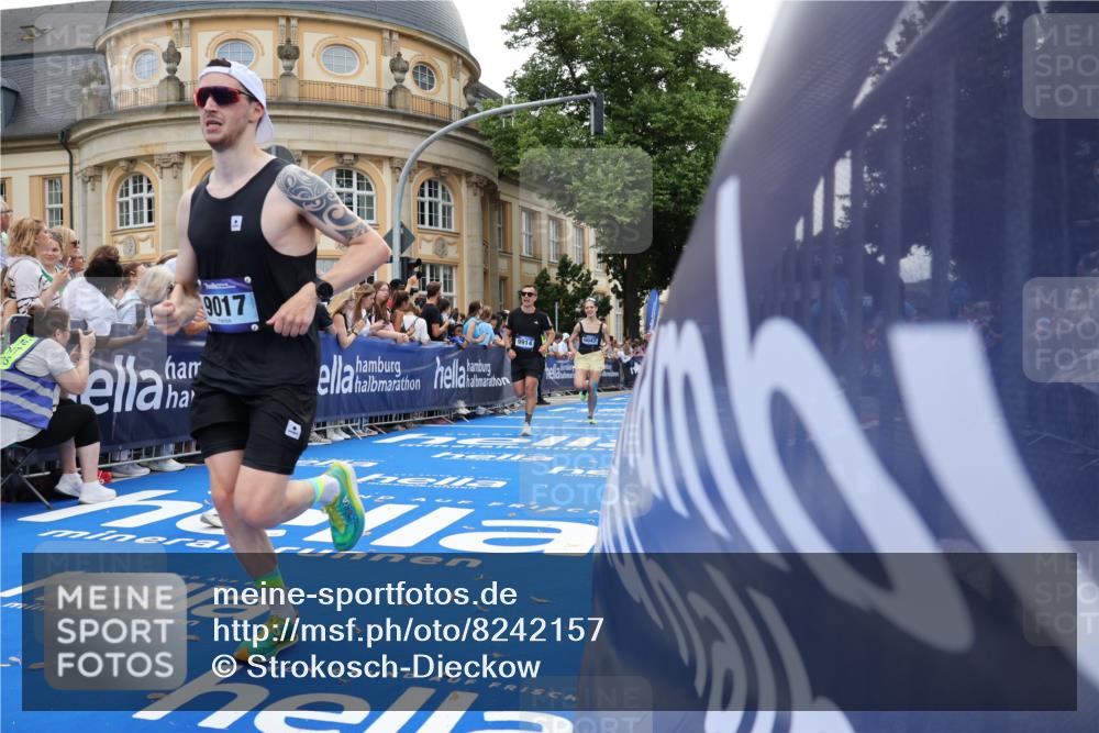 29.06.2025 - hella hamburg halbmarathon Strokosch-Dieckow http://msf.ph/oto/8242157 29.06.2025 10:37:30 Ziel 1290, 2767, 5042, 5791, 6047, 7831, 9017, 9914, 10451, 10922, 11106, 13372, 15888, 17306, 18159, 18193, 18216, 18723 meine-sportfotos.de
