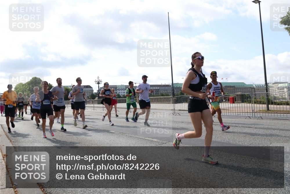 29.06.2025 - hella hamburg halbmarathon Lena Gebhardt http://msf.ph/oto/8242226 29.06.2025 09:56:25 Lombardsbrücke 1061, 1257, 1452, 1499, 1502, 1507, 1592, 1628, 1689, 1877, 2058, 2082, 2083, 2208, 2250, 2260, 2504, 2771, 2818, 2864, 2953, 2996, 3060, 3256, 3296, 3543, 4065, 4077, 4404, 4557, 4711, 4833, 5116, 5482, 5600, 5607, 5978, 6115, 6134, 6168, 6286, 6511, 6512, 6561, 6562, 7178, 7332, 7383, 7475, 7583, 7943, 8261, 8335, 8361, 8514, 8968, 8989, 8996, 9246, 9537, 9597, 9638, 10596 meine-sportfotos.de