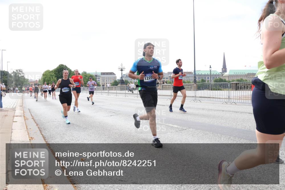 29.06.2025 - hella hamburg halbmarathon Lena Gebhardt http://msf.ph/oto/8242251 29.06.2025 10:09:49 Lombardsbrücke 1052, 1456, 1483, 1513, 1823, 4592, 4859, 5885, 7058, 7081, 7187, 8090, 8685, 9150, 9297, 9306, 9434, 9674, 9781, 9988, 10036, 10943, 12255, 12509, 12567, 12862, 13739, 15697, 16191, 16455, 16688, 16918, 17630, 17899, 18076, 18440, 18707, 18726, 18727, 19166, 19242 meine-sportfotos.de