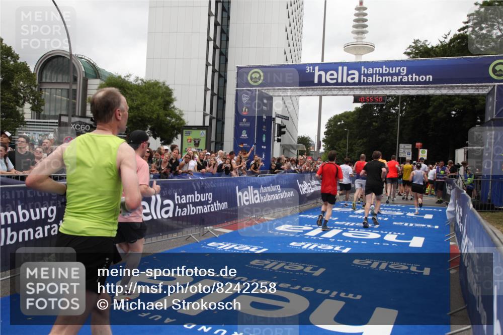 29.06.2025 - hella hamburg halbmarathon Michael Strokosch http://msf.ph/oto/8242258 29.06.2025 10:55:49 Ziel 1143, 1834, 4897, 5021, 6569, 6924, 7221, 8255, 8618, 10212, 12483, 12858, 13474, 14365, 14909, 16401, 16434, 16786, 18125, 18190, 19047 meine-sportfotos.de