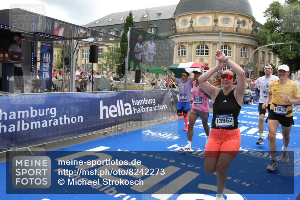 29.06.2025 - hella hamburg halbmarathon Michael Strokosch http://msf.ph/oto/8242273 29.06.2025 10:48:35 Ziel 1163, 1176, 2213, 5421, 10000, 10860, 11451, 11579, 12149, 12690, 12840, 13962, 14033, 14990, 15573, 15808, 15917, 17395, 17855, 18251, 18815 meine-sportfotos.de