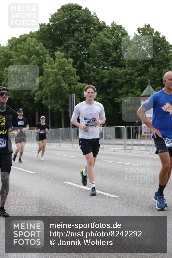 29.06.2025 - hella hamburg halbmarathon Jannik Wohlers http://msf.ph/oto/8242292 29.06.2025 10:29:54 Lombardsbrücke 2901, 3443, 3573, 6598, 6616, 10880, 12349, 12350, 12504, 12688, 12710, 13418, 15938, 16601, 16604, 16735, 16864, 18046, 18671 meine-sportfotos.de