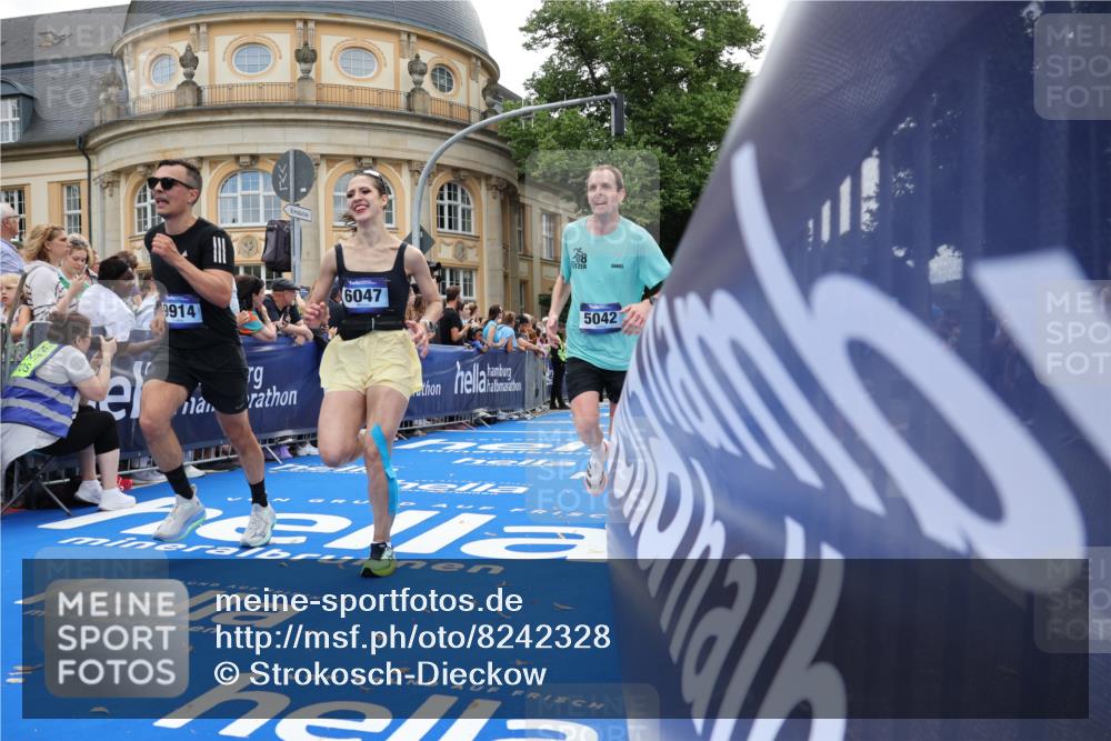 29.06.2025 - hella hamburg halbmarathon Strokosch-Dieckow http://msf.ph/oto/8242328 29.06.2025 10:37:32 Ziel 1290, 2767, 5042, 5791, 6047, 7831, 9017, 9914, 10451, 10922, 11106, 13372, 14934, 18193, 18216 meine-sportfotos.de