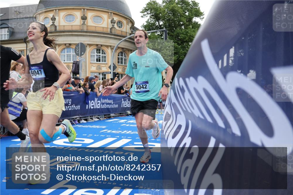29.06.2025 - hella hamburg halbmarathon Strokosch-Dieckow http://msf.ph/oto/8242357 29.06.2025 10:37:32 Ziel 1290, 2767, 5042, 5791, 6047, 7831, 9017, 9914, 10451, 10922, 11106, 13372, 14934, 18193, 18216 meine-sportfotos.de