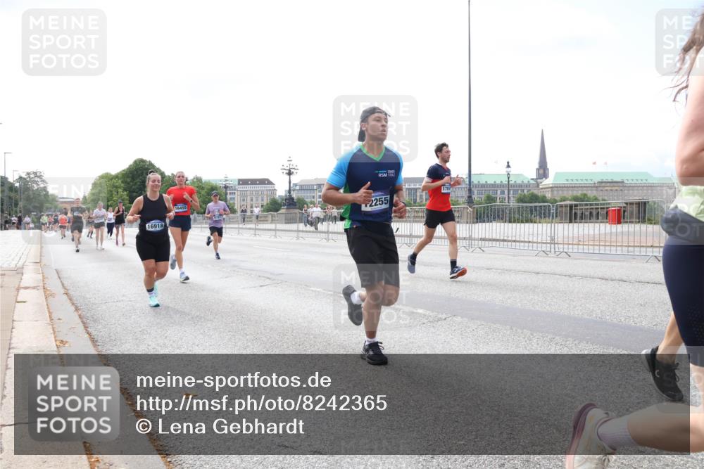 29.06.2025 - hella hamburg halbmarathon Lena Gebhardt http://msf.ph/oto/8242365 29.06.2025 10:09:50 Lombardsbrücke 1052, 1456, 1483, 1513, 1548, 1823, 3921, 4592, 4859, 5511, 7058, 7081, 8090, 8685, 9150, 9297, 9306, 9366, 9434, 9674, 9781, 9988, 10036, 10943, 12255, 12509, 12567, 12862, 13739, 15697, 16191, 16445, 16455, 16688, 16918, 17630, 17899, 18076, 18196, 18440, 18707, 18726, 19166, 19242 meine-sportfotos.de
