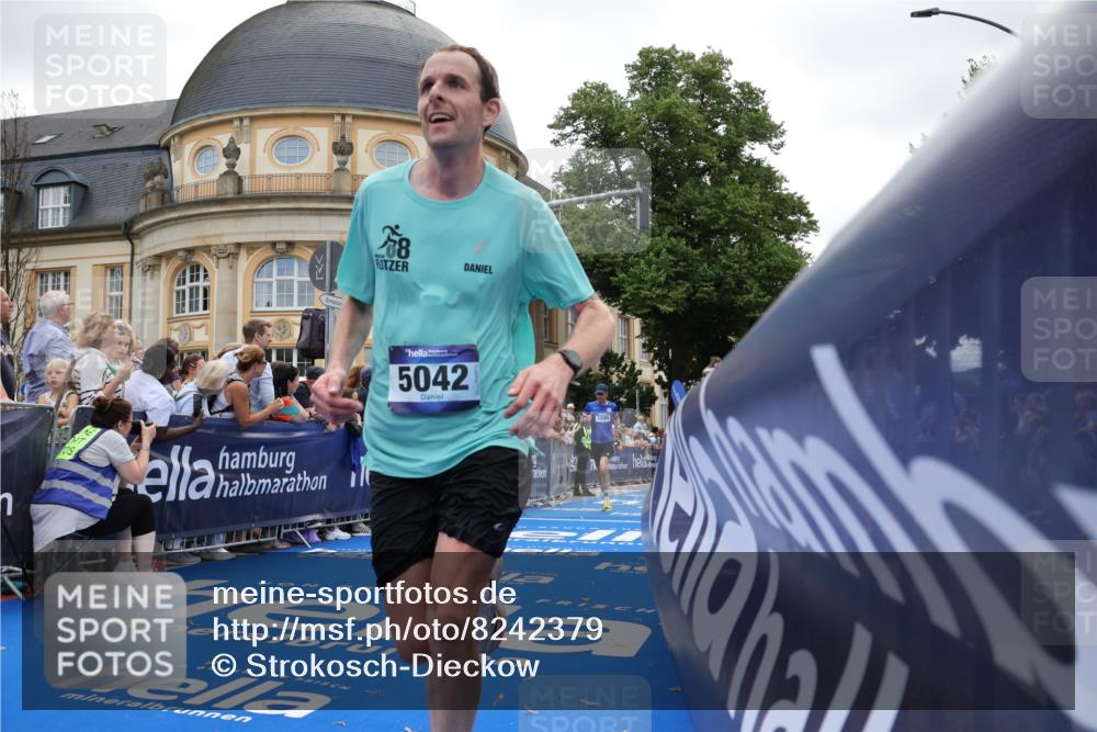 29.06.2025 - hella hamburg halbmarathon Strokosch-Dieckow http://msf.ph/oto/8242379 29.06.2025 10:37:32 Ziel 1290, 2767, 5042, 5791, 6047, 7831, 9017, 9914, 10451, 10922, 11106, 13372, 14934, 18193, 18216 meine-sportfotos.de