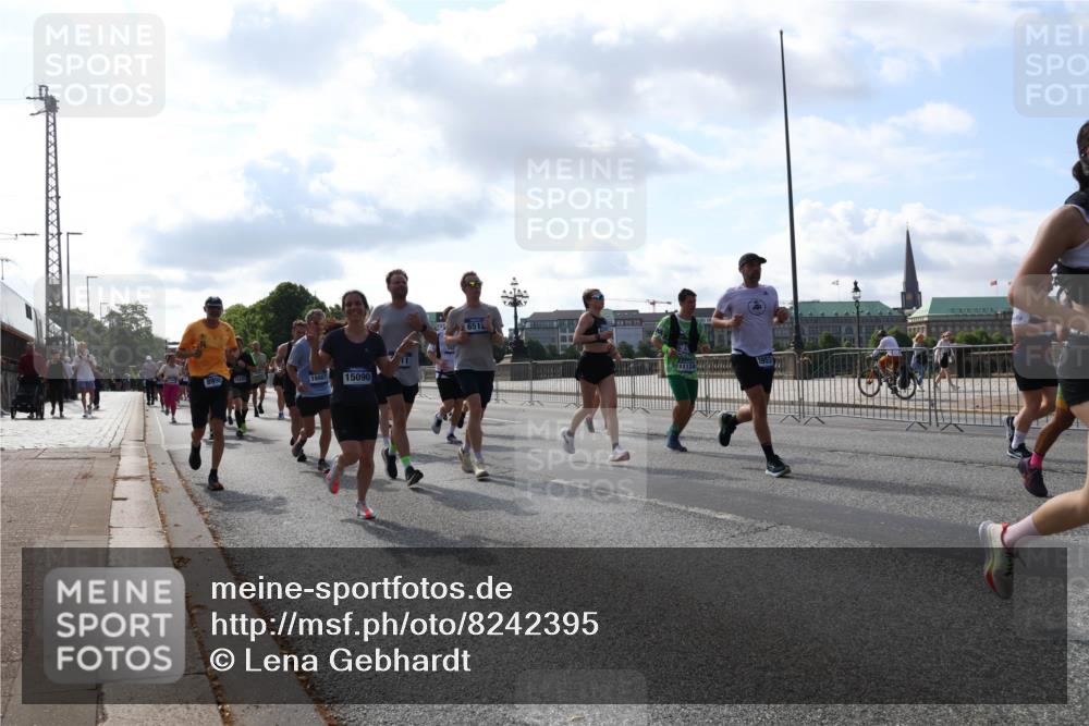 29.06.2025 - hella hamburg halbmarathon Lena Gebhardt http://msf.ph/oto/8242395 29.06.2025 09:56:26 Lombardsbrücke 1061, 1257, 1452, 1460, 1496, 1499, 1502, 1507, 1592, 1628, 1689, 1877, 2058, 2082, 2083, 2208, 2250, 2260, 2504, 2771, 2818, 2864, 2953, 2996, 3060, 3256, 3296, 4065, 4077, 4404, 4557, 4711, 4833, 5116, 5482, 5600, 5607, 5978, 6115, 6134, 6168, 6286, 6511, 6512, 6561, 6562, 7178, 7332, 7383, 7475, 7583, 7943, 8261, 8335, 8361, 8514, 8968, 8989, 8996, 9246, 9537, 9597, 9638, 10596 meine-sportfotos.de