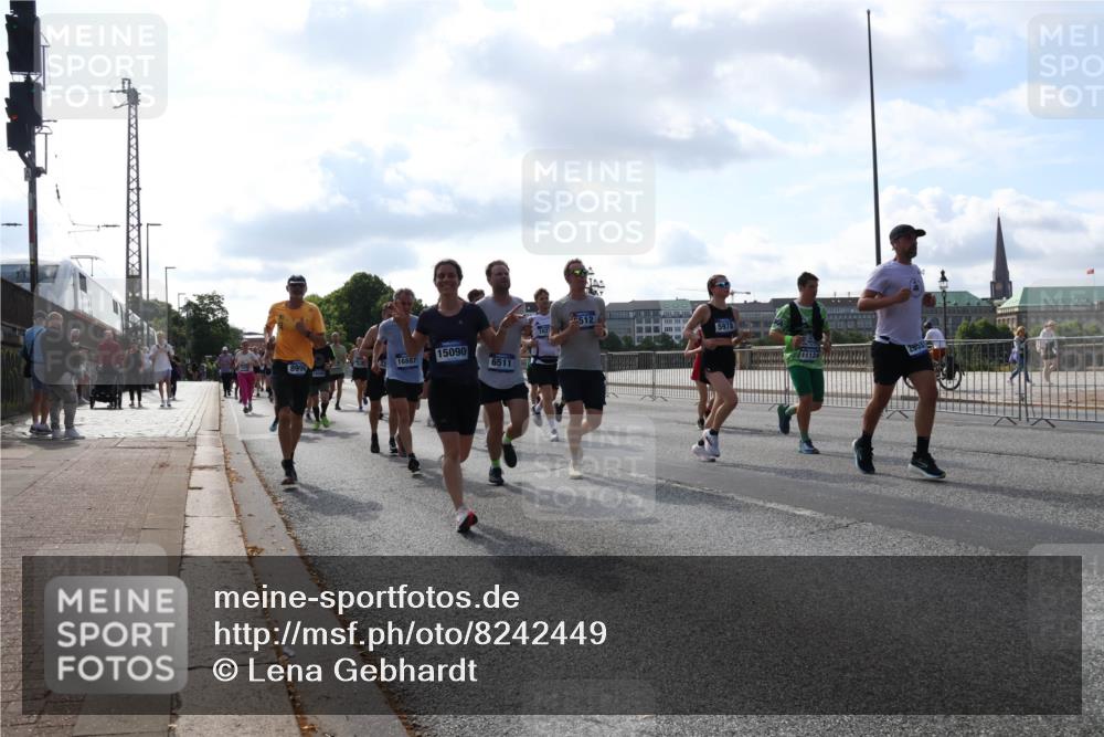 29.06.2025 - hella hamburg halbmarathon Lena Gebhardt http://msf.ph/oto/8242449 29.06.2025 09:56:26 Lombardsbrücke 1061, 1257, 1452, 1460, 1496, 1499, 1502, 1507, 1592, 1628, 1689, 1877, 2058, 2082, 2083, 2208, 2250, 2260, 2504, 2771, 2818, 2864, 2953, 2996, 3060, 3256, 3296, 4065, 4077, 4404, 4557, 4711, 4833, 5116, 5482, 5600, 5607, 5978, 6115, 6134, 6168, 6286, 6511, 6512, 6561, 6562, 7178, 7332, 7383, 7475, 7583, 7943, 8261, 8335, 8361, 8514, 8968, 8989, 8996, 9246, 9537, 9597, 9638, 10596 meine-sportfotos.de